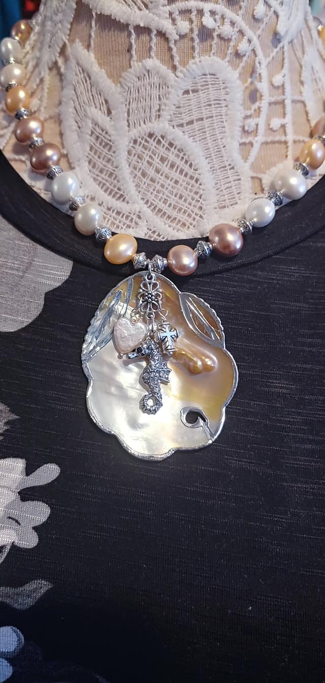 Mother of Pearl Seahorse Charm Pearl Necklace