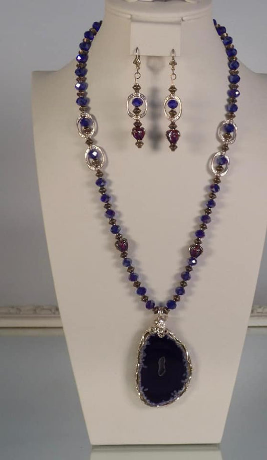 Deep Blue Agate Slice & Crystal Bead Necklace